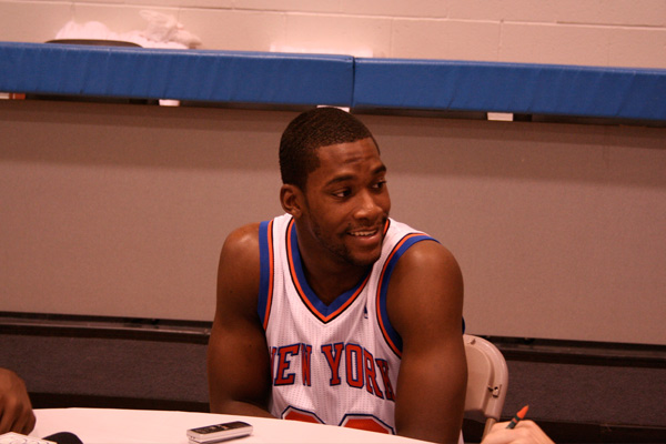 包含纽约尼克斯训练开放日，今晨内部沟通引欢呼，意甲在即，控场能力受关注的词条